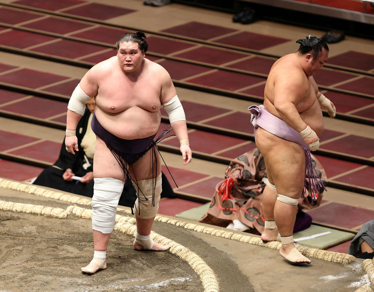 琴勇輝（右）を押し出しで破った照ノ富士（撮影・鈴木正人）