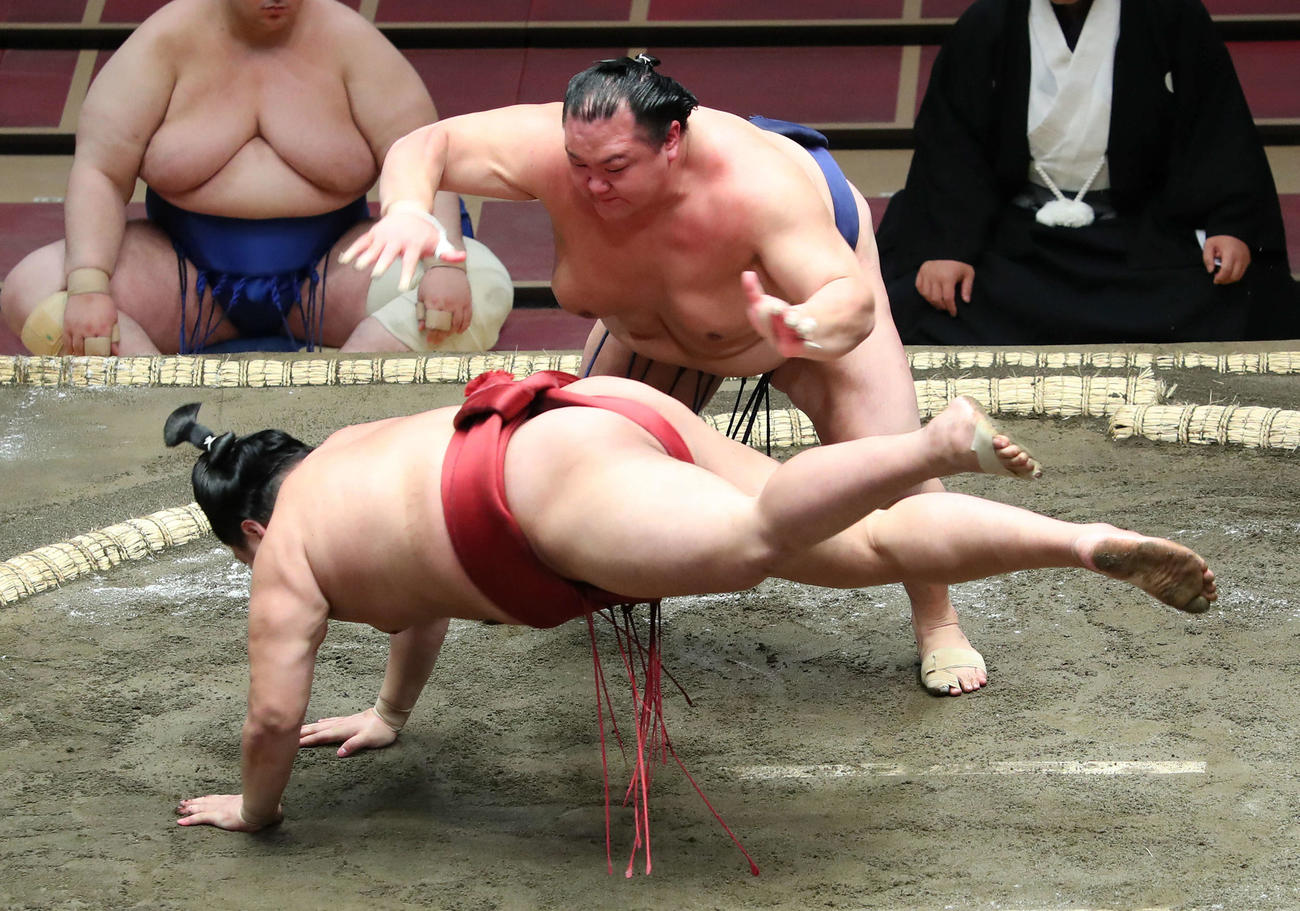 大相撲7月場所初日　阿炎（下）を突き落としで破る北勝富士（撮影・河田真司）　