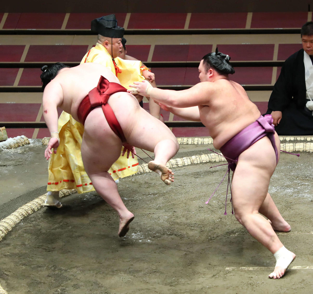 大相撲7月場所初日　隆の勝（左）を送り出す朝乃山（撮影・河田真司）　　