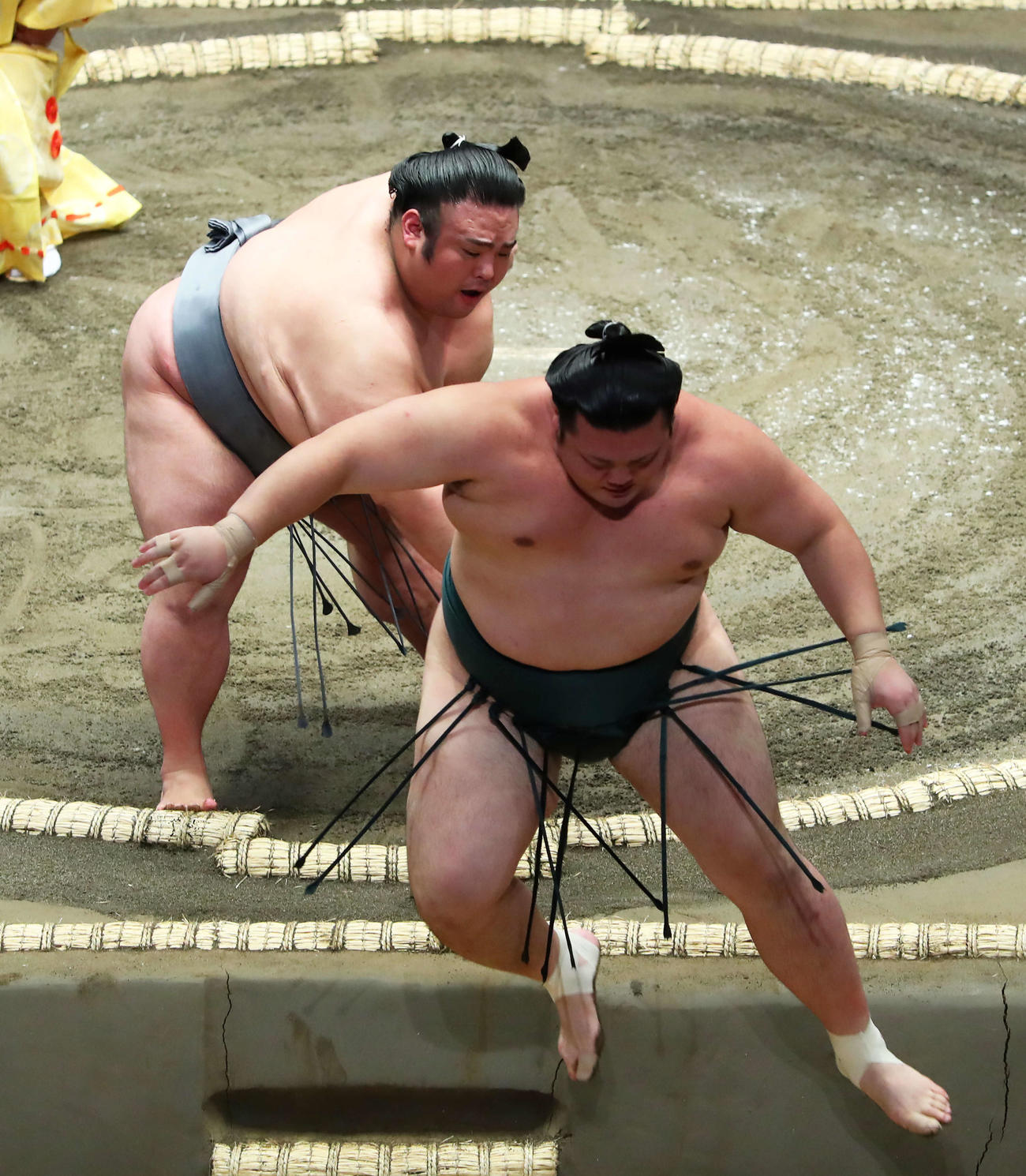 大相撲7月場所初日　豊山（右）を押し出しで下す貴景勝（撮影・河田真司）　　