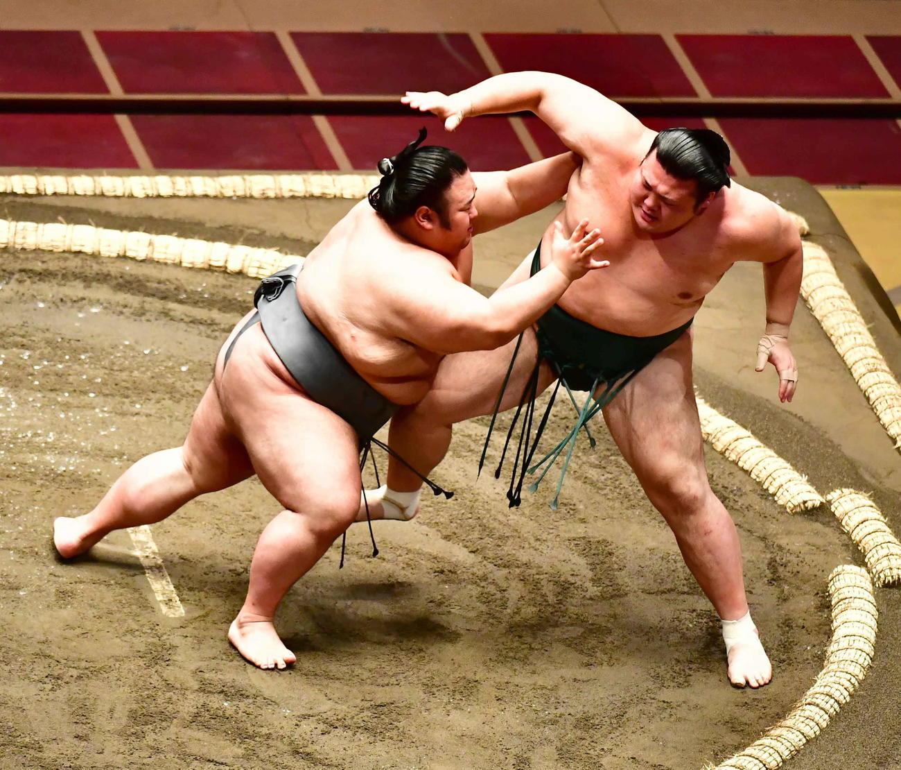 貴景勝（左）は押し出しで豊山を下す（撮影・小沢裕）