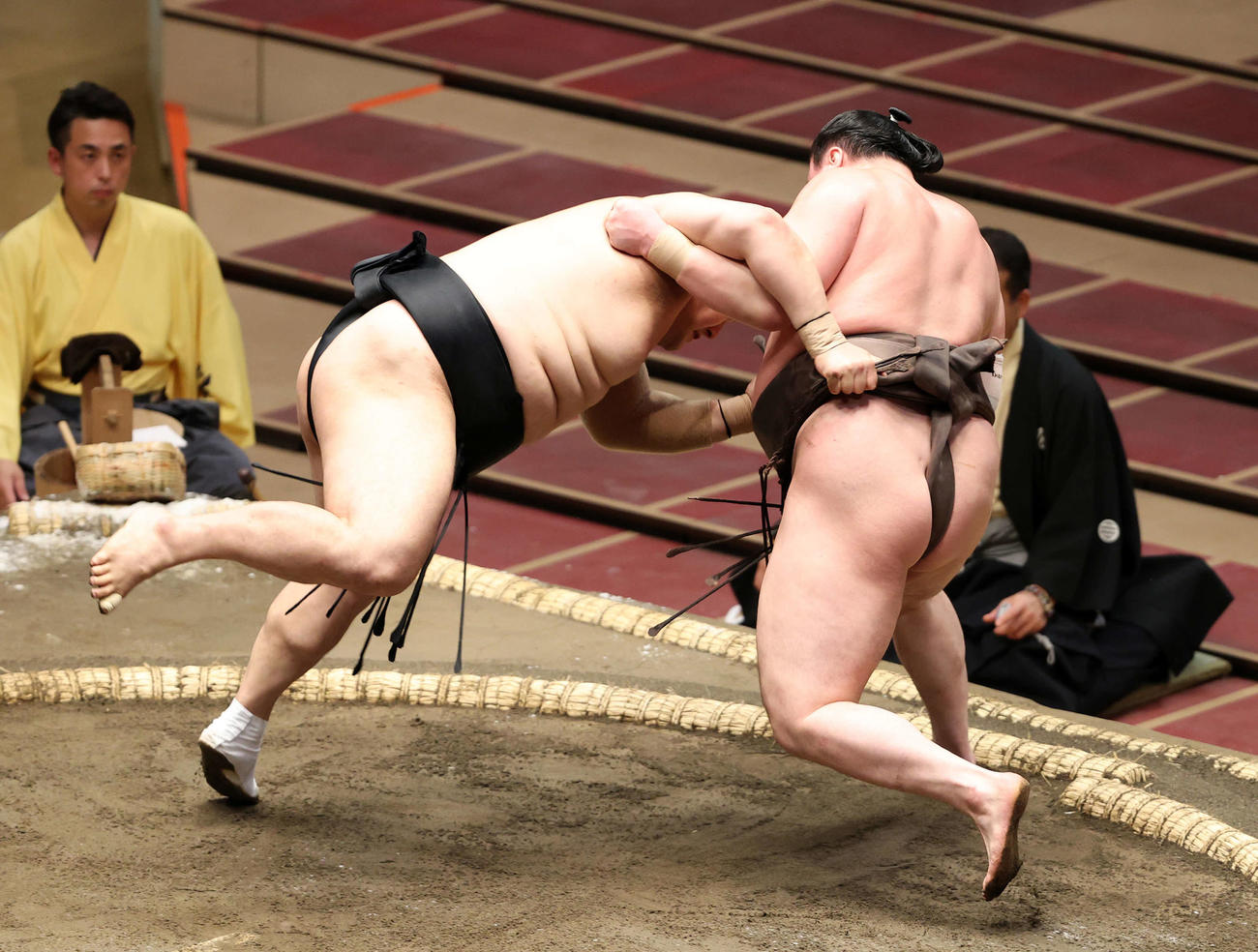 隠岐の海（左）を肩すかしで破る白鵬（撮影・鈴木正人）