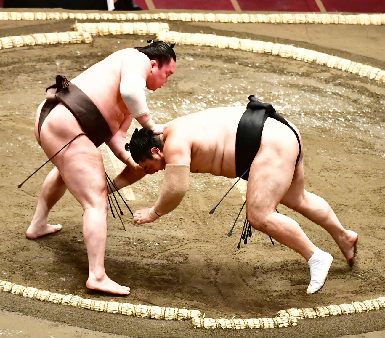 白鵬（左）は隠岐の海を肩すかしで下す（撮影・小沢裕）