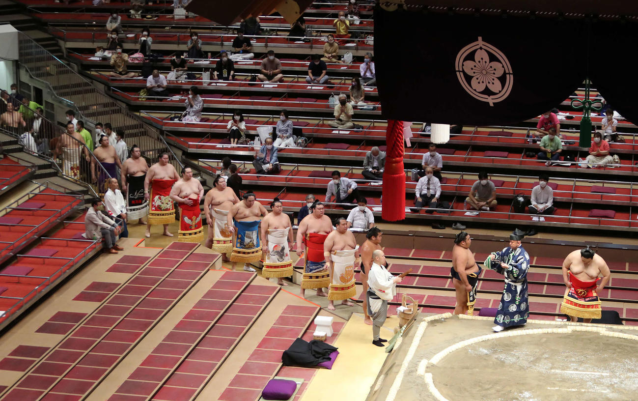 十両土俵入り（撮影・鈴木正人）