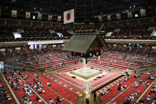 大相撲7月場所初日 十両土俵入りを待つ観客(撮影・河田真司)