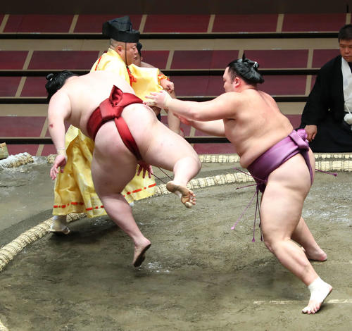 大相撲7月場所初日 隆の勝(左)を送り出す朝乃山(撮影・河田真司)