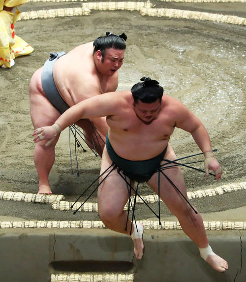 大相撲7月場所初日 豊山(右)を押し出しで下す貴景勝(撮影・河田真司)