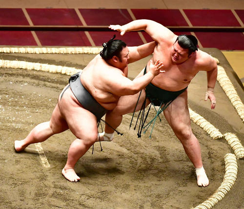 貴景勝(左)は押し出しで豊山を下す(撮影・小沢裕)