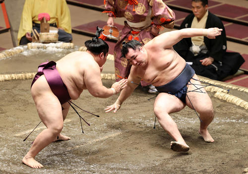 鶴竜(右)の腰砕けで遠藤が白星を挙げる(撮影・鈴木正人)
