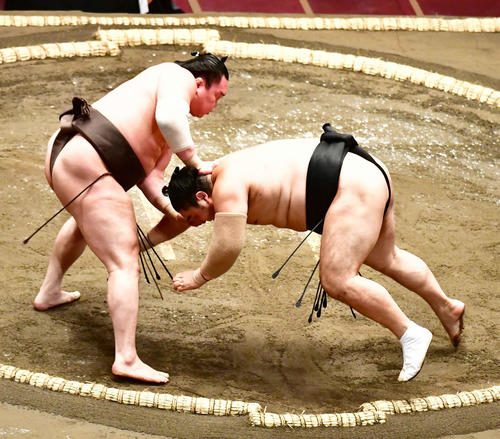 白鵬(左)は隠岐の海を肩すかしで下す(撮影・小沢裕)