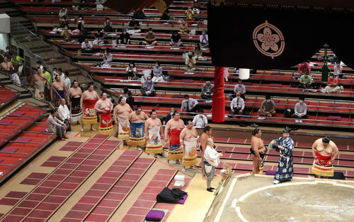 十両土俵入り(撮影・鈴木正人)