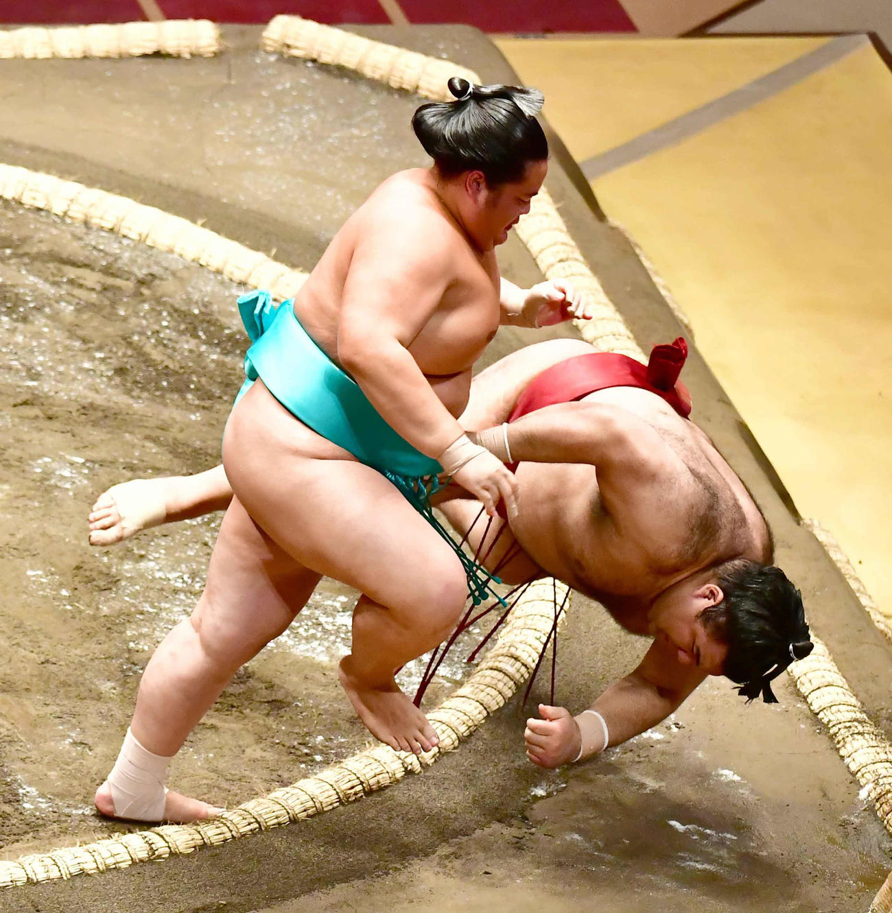 琴ノ若（左）はすくい投げで高安を下す（撮影・小沢裕）