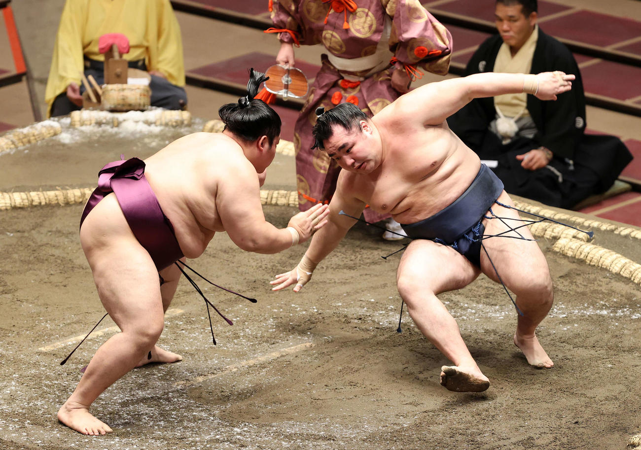 鶴竜（右）の腰砕けで遠藤が白星を挙げる（撮影・鈴木正人）