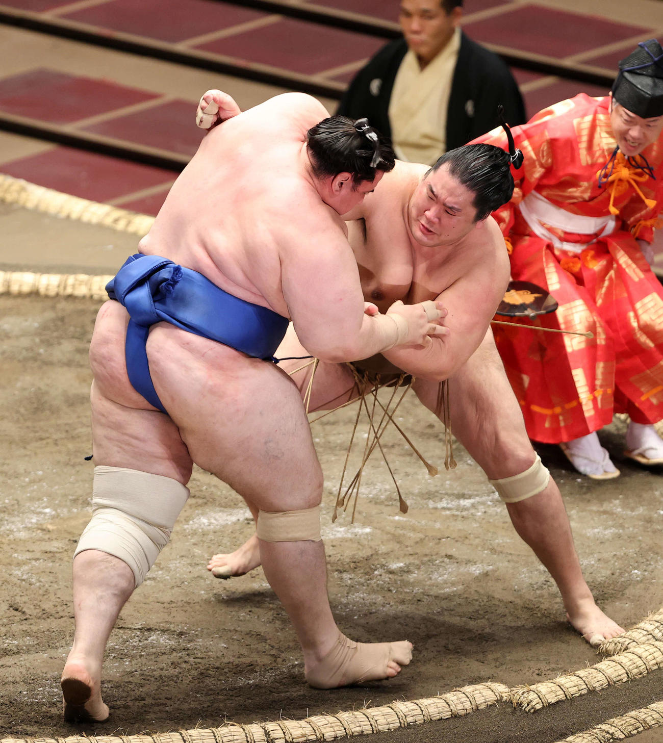 碧山（左）を押し出しで破る輝（撮影・鈴木正人）
