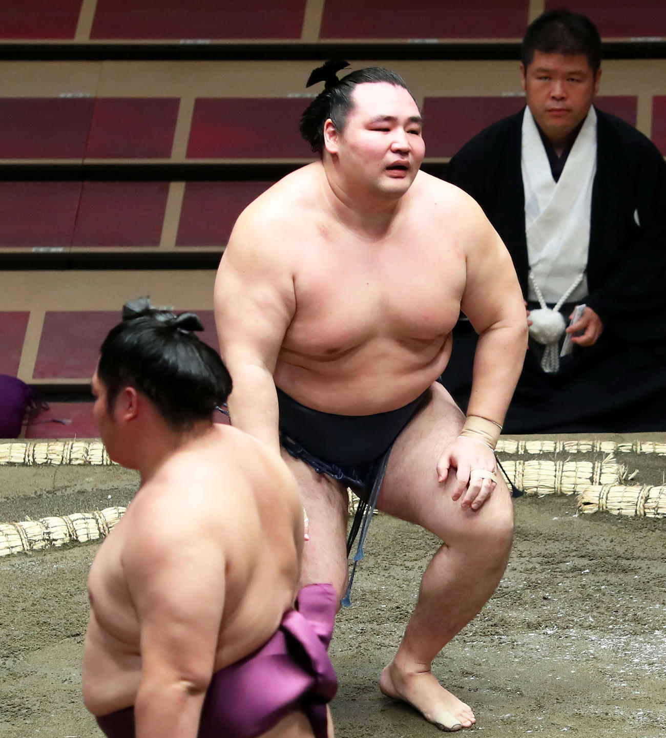腰砕けで遠藤（左）に敗れ苦笑いの鶴竜（撮影・河田真司）