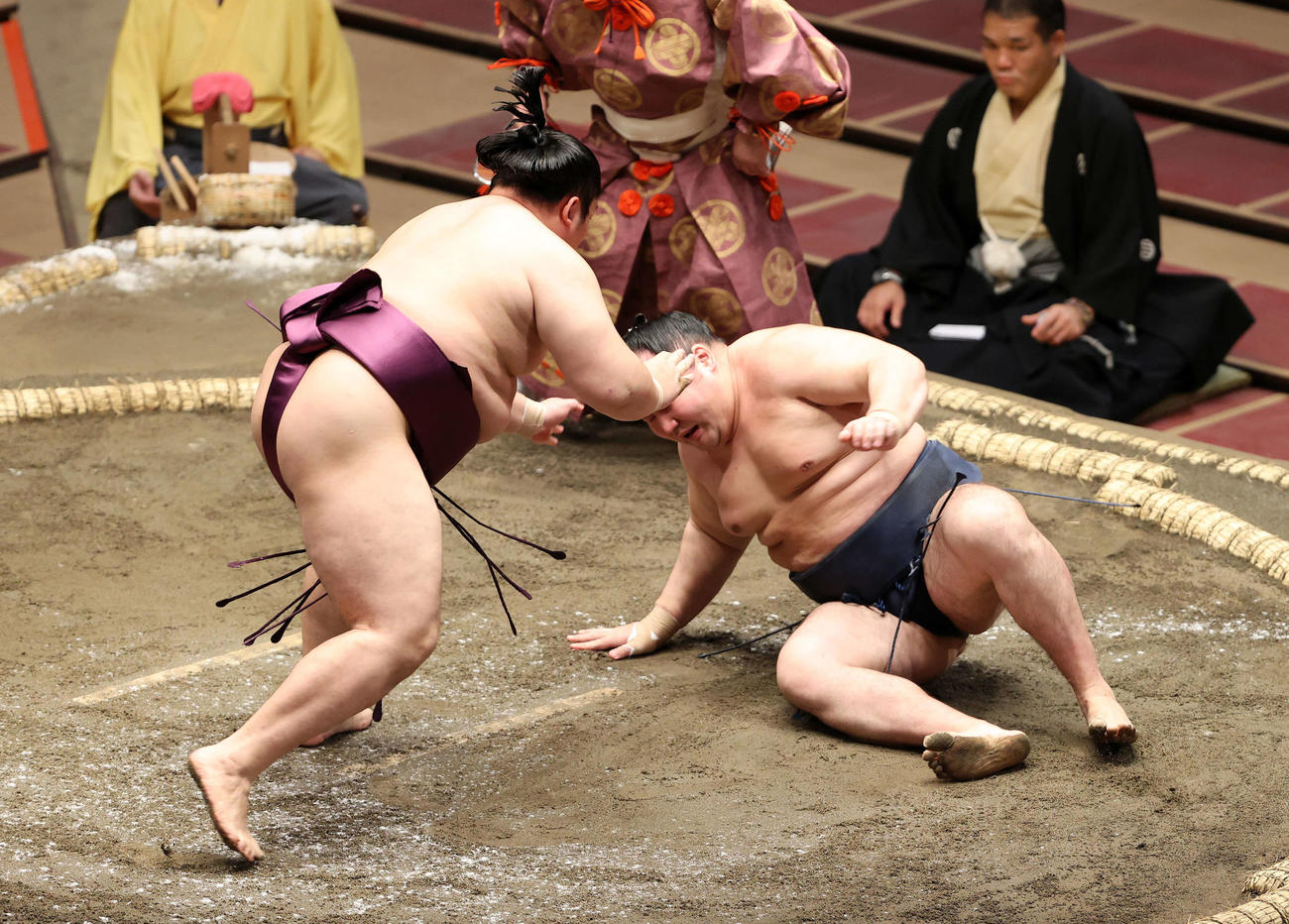 鶴竜（右）は腰砕けで敗れる。左は遠藤（2020年7月19日撮影）