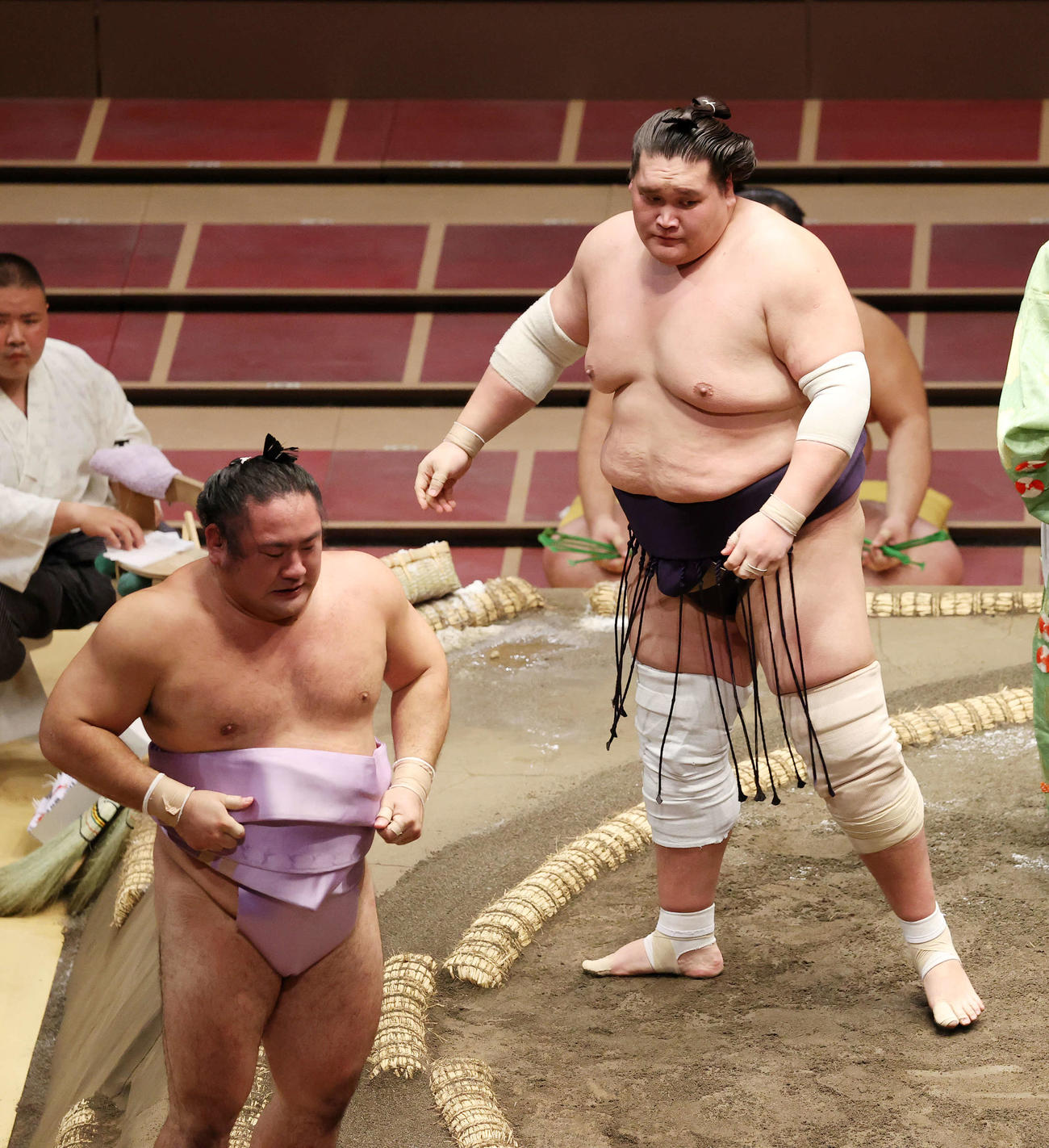 琴恵光（左）を寄り切りで破った照ノ富士（撮影・鈴木正人）