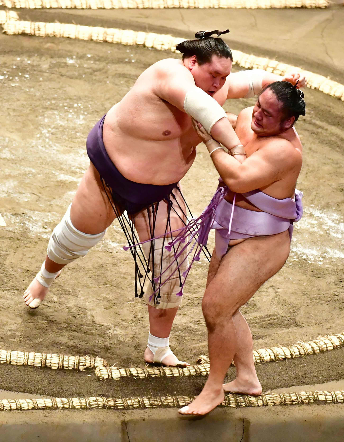 照ノ富士（左）は寄り切りで琴恵光を下す（撮影・小沢裕）