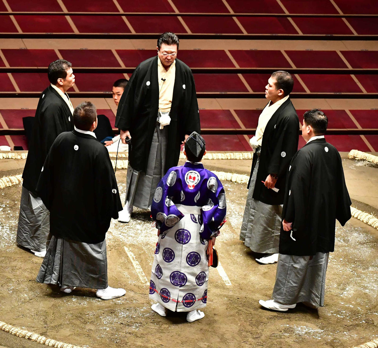 玉鷲と千代大龍の一番で物言いが付き、土俵上で協議する審判団（撮影・小沢裕）