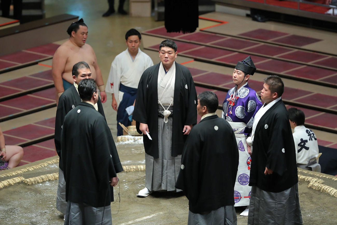 千代大龍と玉鷲の取組で物言いが付き土俵に上がる親方衆（撮影・河田真司）　
