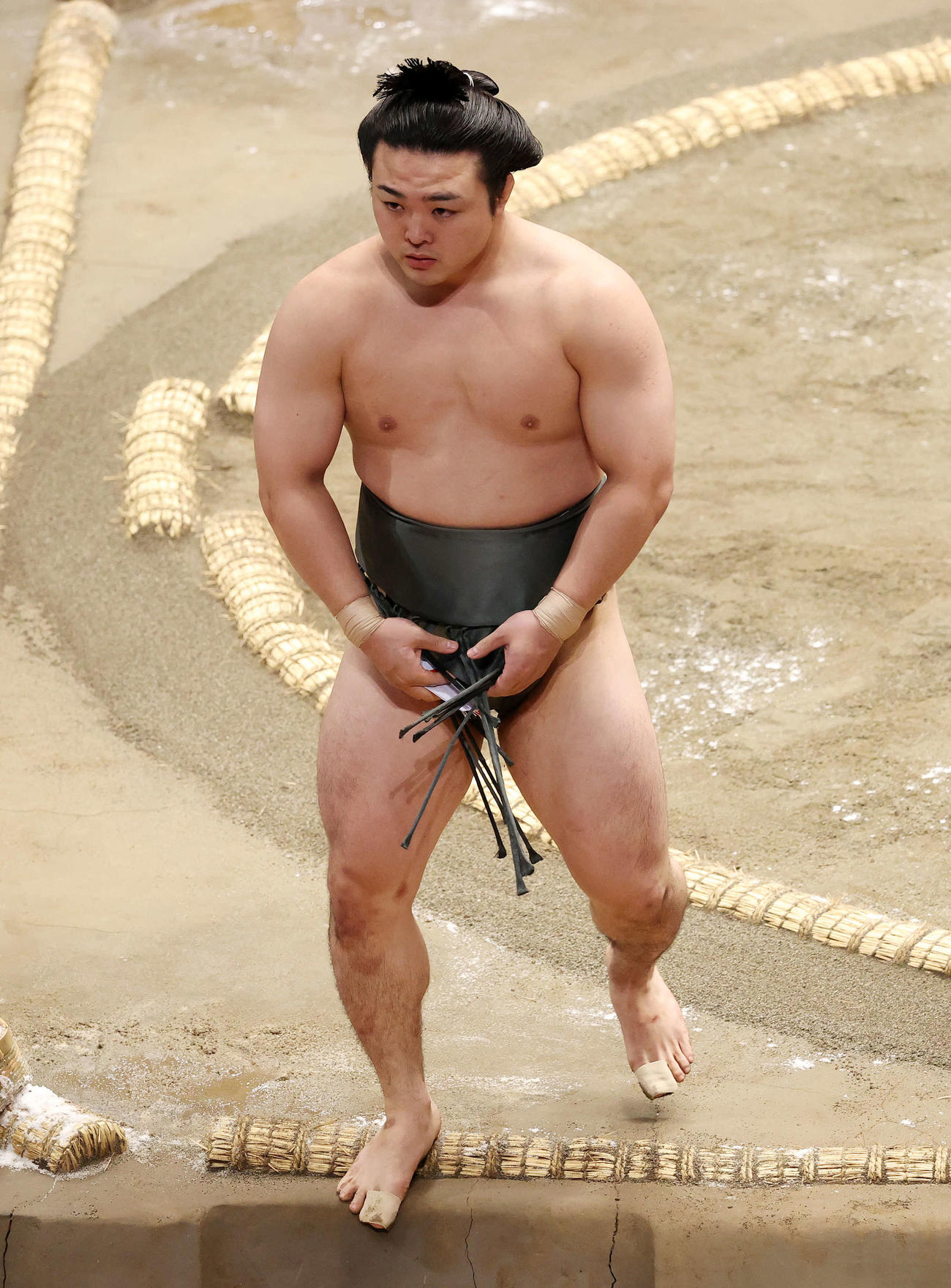 徳勝龍を寄り切りで破り土俵を引き揚げる炎鵬（撮影・鈴木正人）