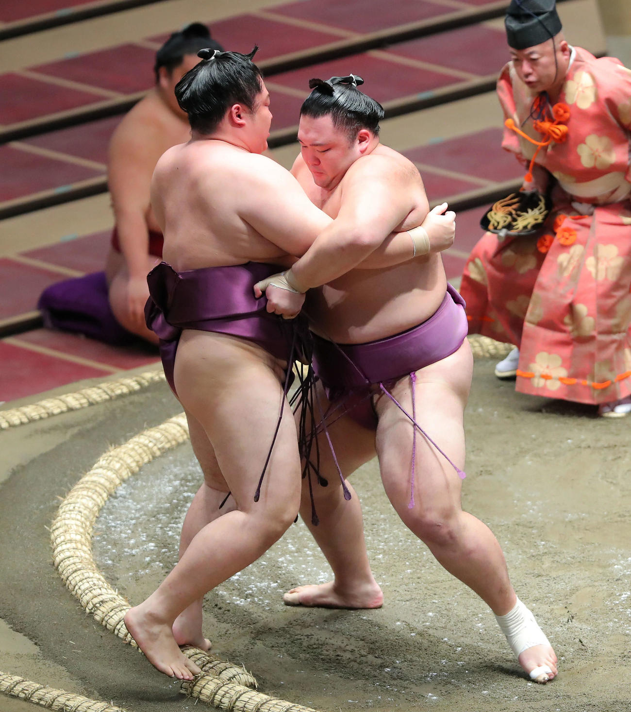 遠藤（左）を寄り切りで下す朝乃山（撮影・河田真司）