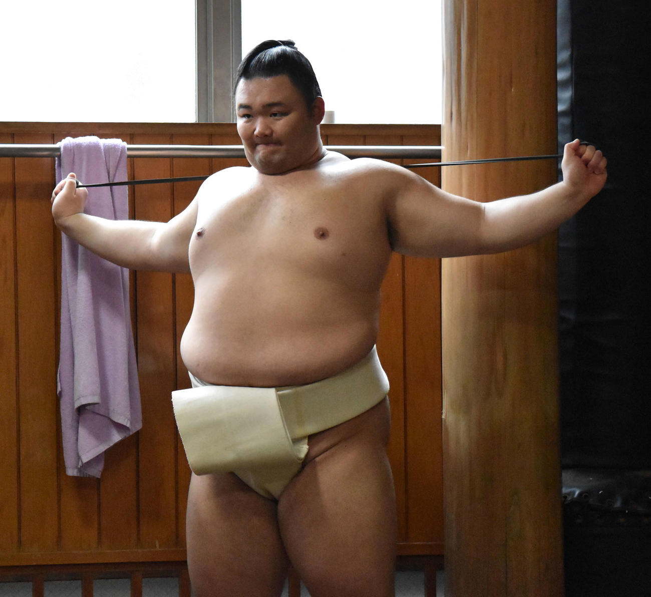 高砂部屋稽古　ゴムチューブを使ったトレーニングを行う朝乃山（2019年12月25日撮影）