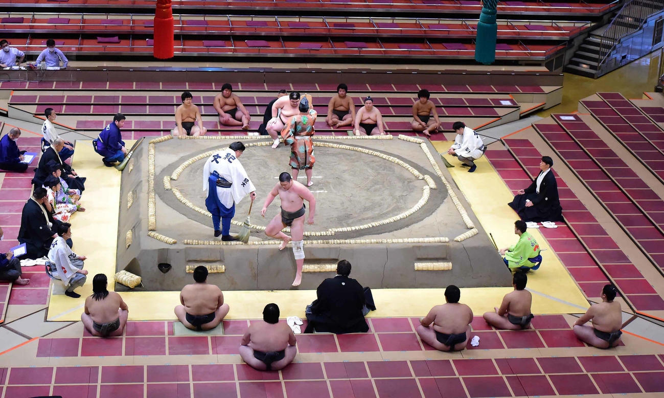 来場所で序ノ口デビューを飾る力士たちの序列を決める前相撲がこの日からはじまった。計14力士たちは東西に分かれ、控えでは互いに距離を保ち新型コロナウイルス感染対策をとった（撮影・小沢裕）