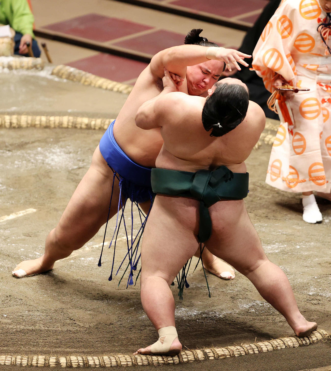 錦木（手前）を押し出しで破る琴勝峰（撮影・鈴木正人）