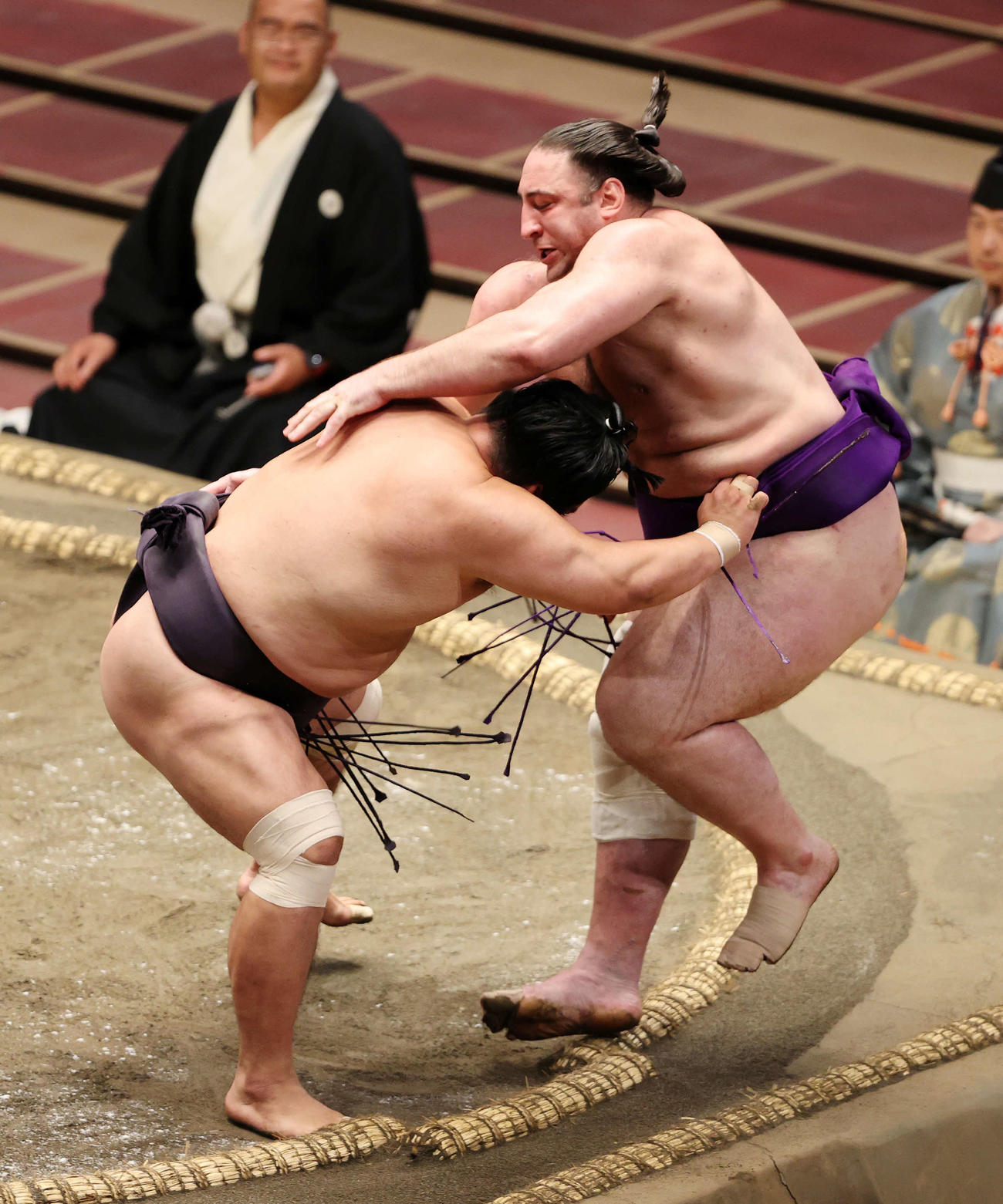 栃ノ心（右）を寄り切りで破る妙義龍（撮影・鈴木正人）