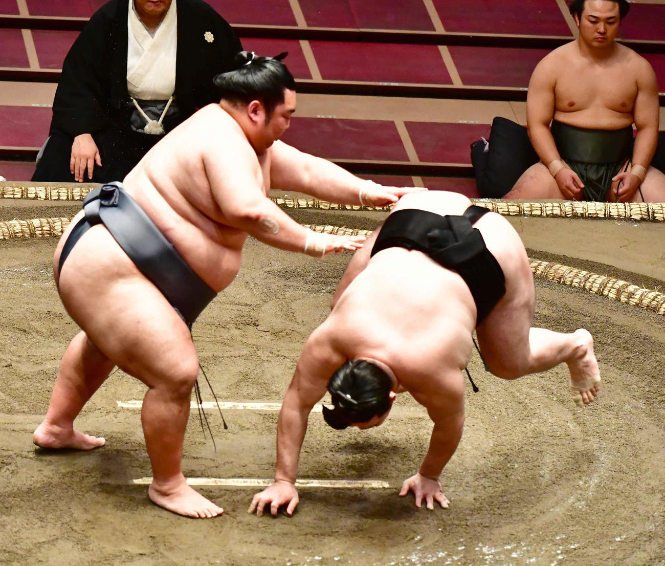 徳勝龍（左）は竜電を引き落としで下す（撮影・小沢裕）