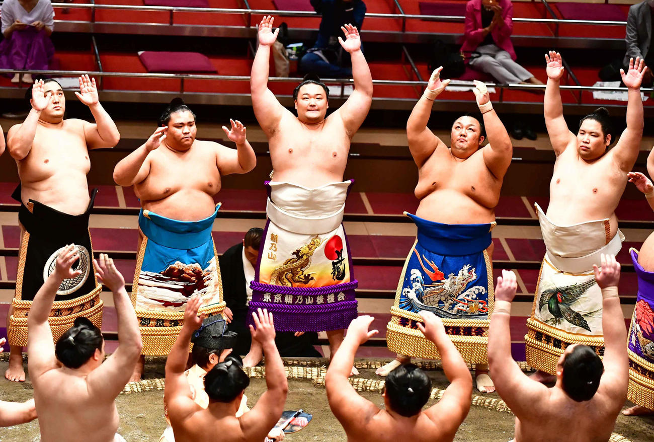 幕内土俵入りに臨む、左から隠岐の海、御嶽海、朝乃山、琴勇輝、錦木（撮影・小沢裕）