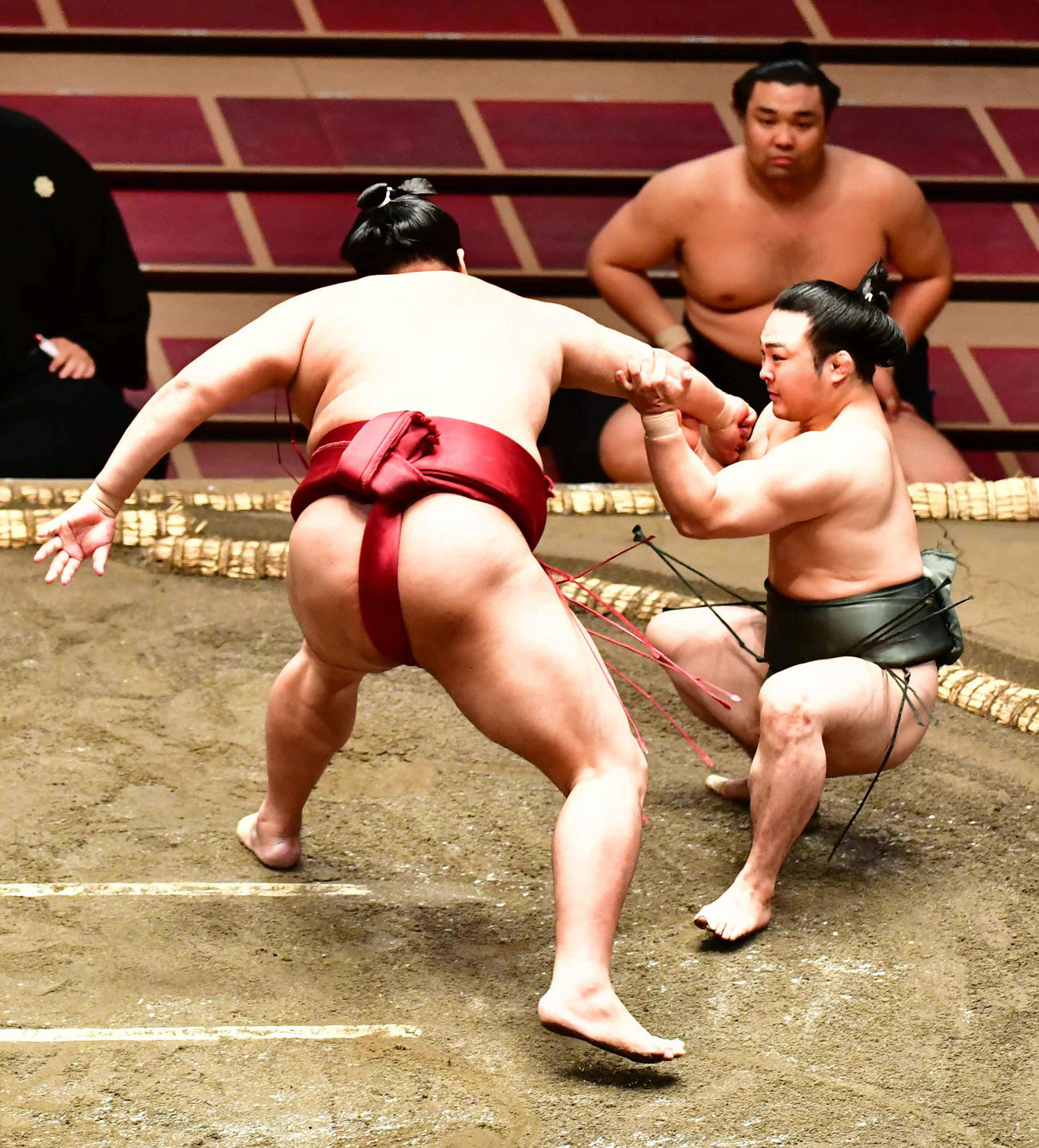阿炎は炎鵬（右）を押し倒しで下す（撮影・小沢裕）