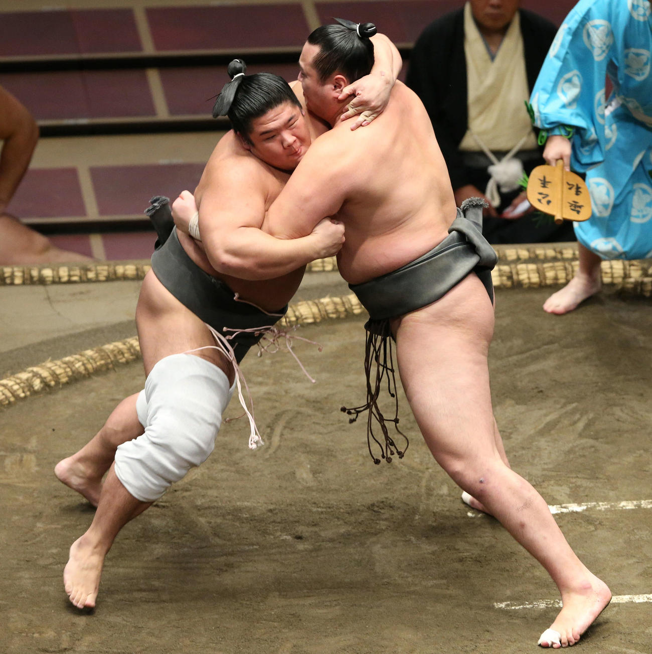 北の若（右）の首を抱える宇良（撮影・河田真司）