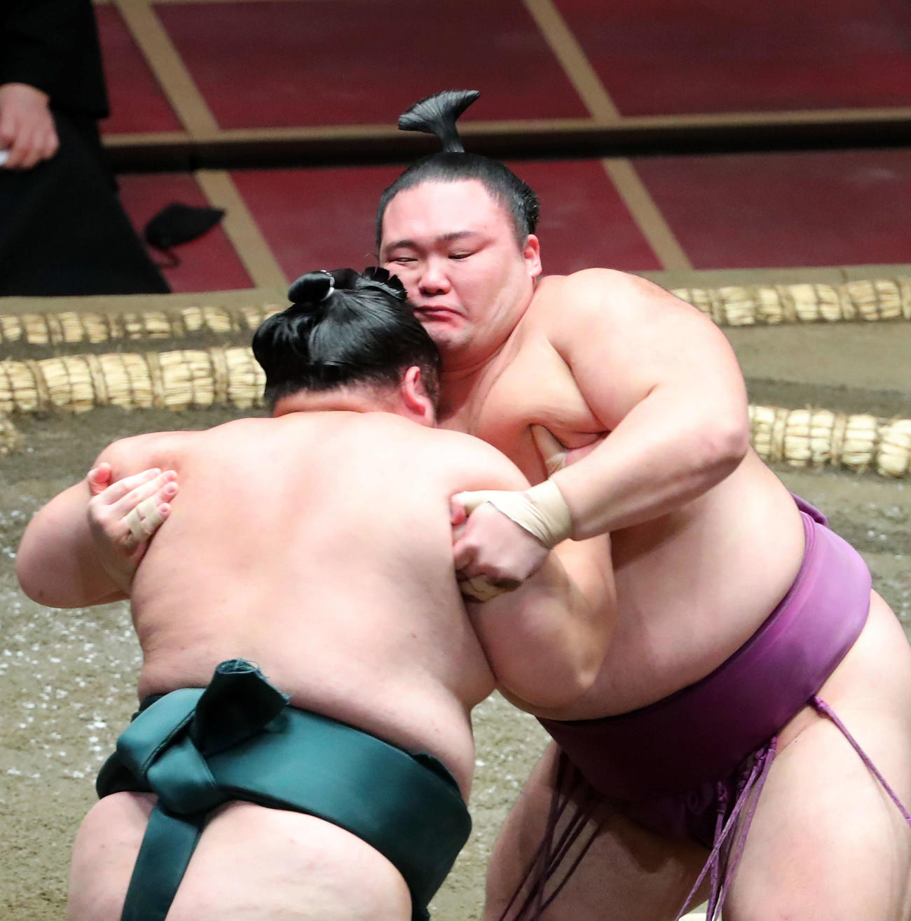 豊山（左）の攻めに耐える朝乃山（撮影・河田真司）