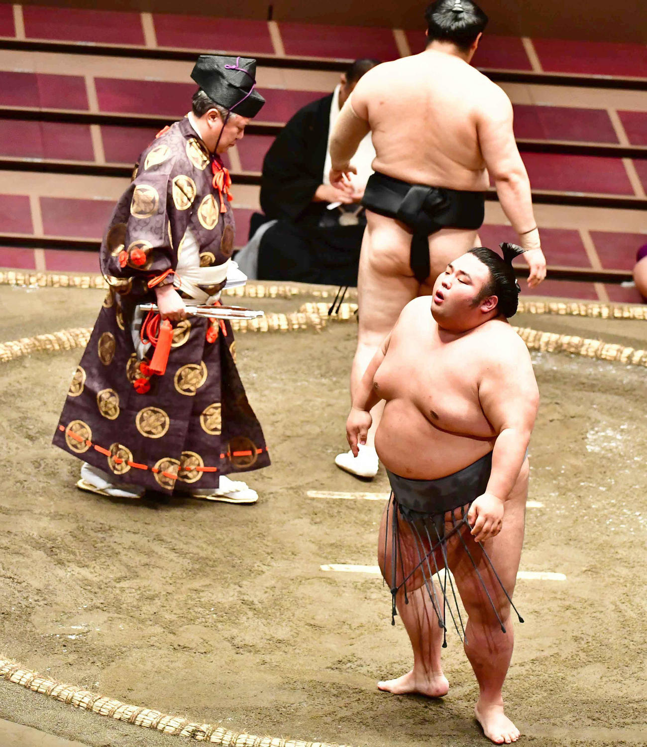 貴景勝（左）は隠岐の海に押し倒しで敗れる（撮影・小沢裕）