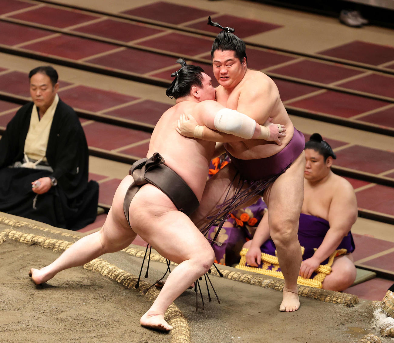遠藤（右）を押し出しで破る白鵬（撮影・鈴木正人）