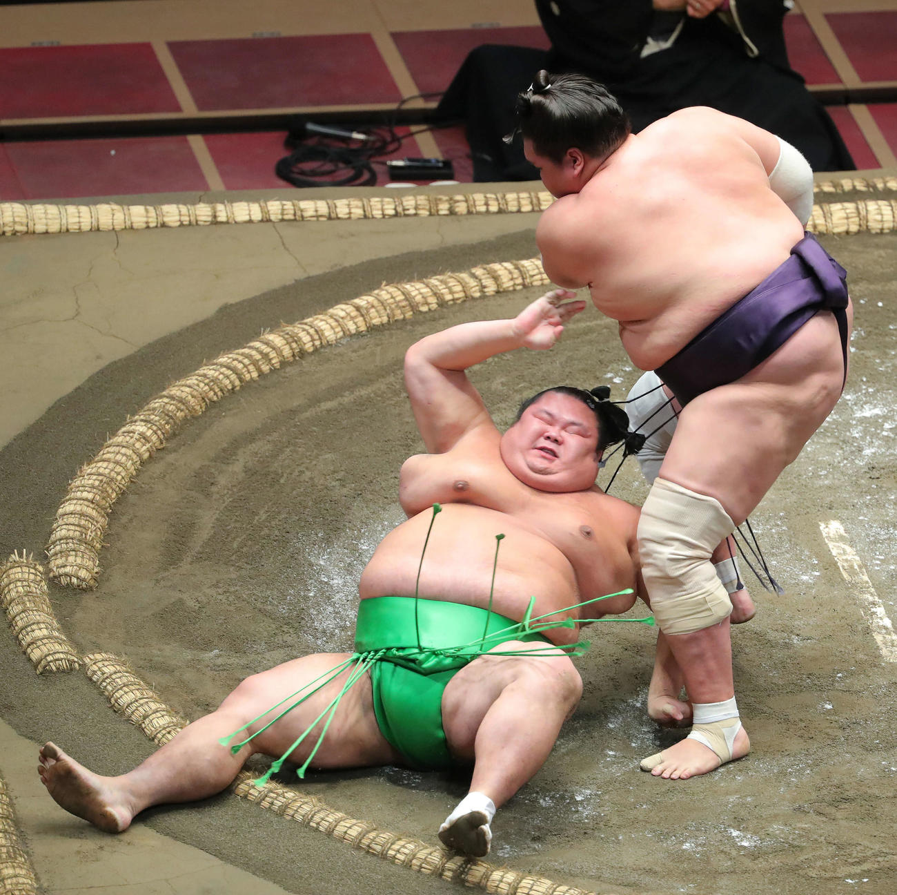 千代丸（左）を上手投げで破る照ノ富士（撮影・河田真司）