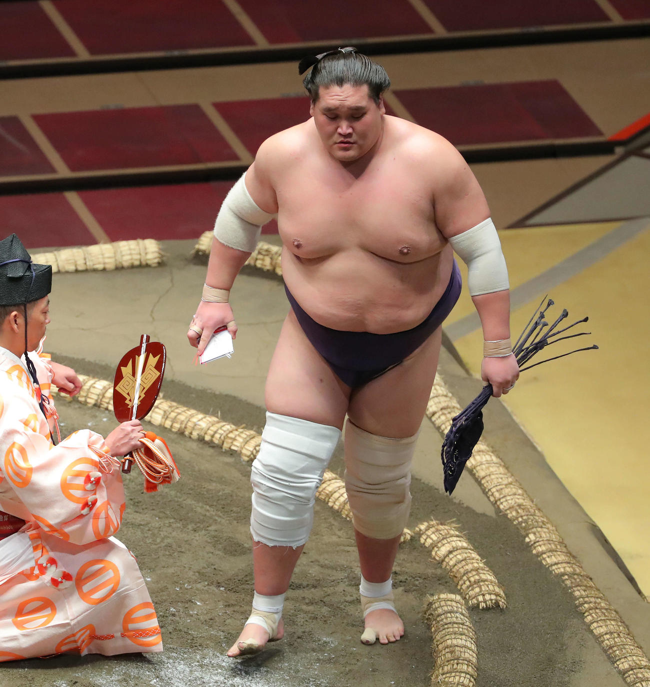 千代丸を破り土俵から引き揚げる照ノ富士（撮影・河田真司）