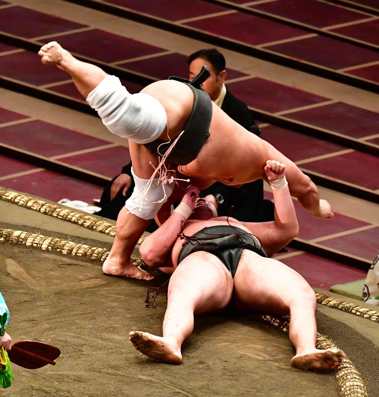 宇良（左）は首ひねりで北の若を下す（撮影・小沢裕）