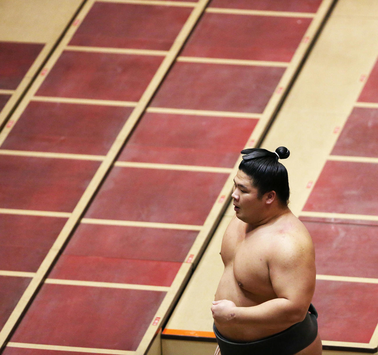 北の若を破り、観客のいない砂かぶり席脇の花道を通り引き揚げる宇良（撮影・河田真司）
