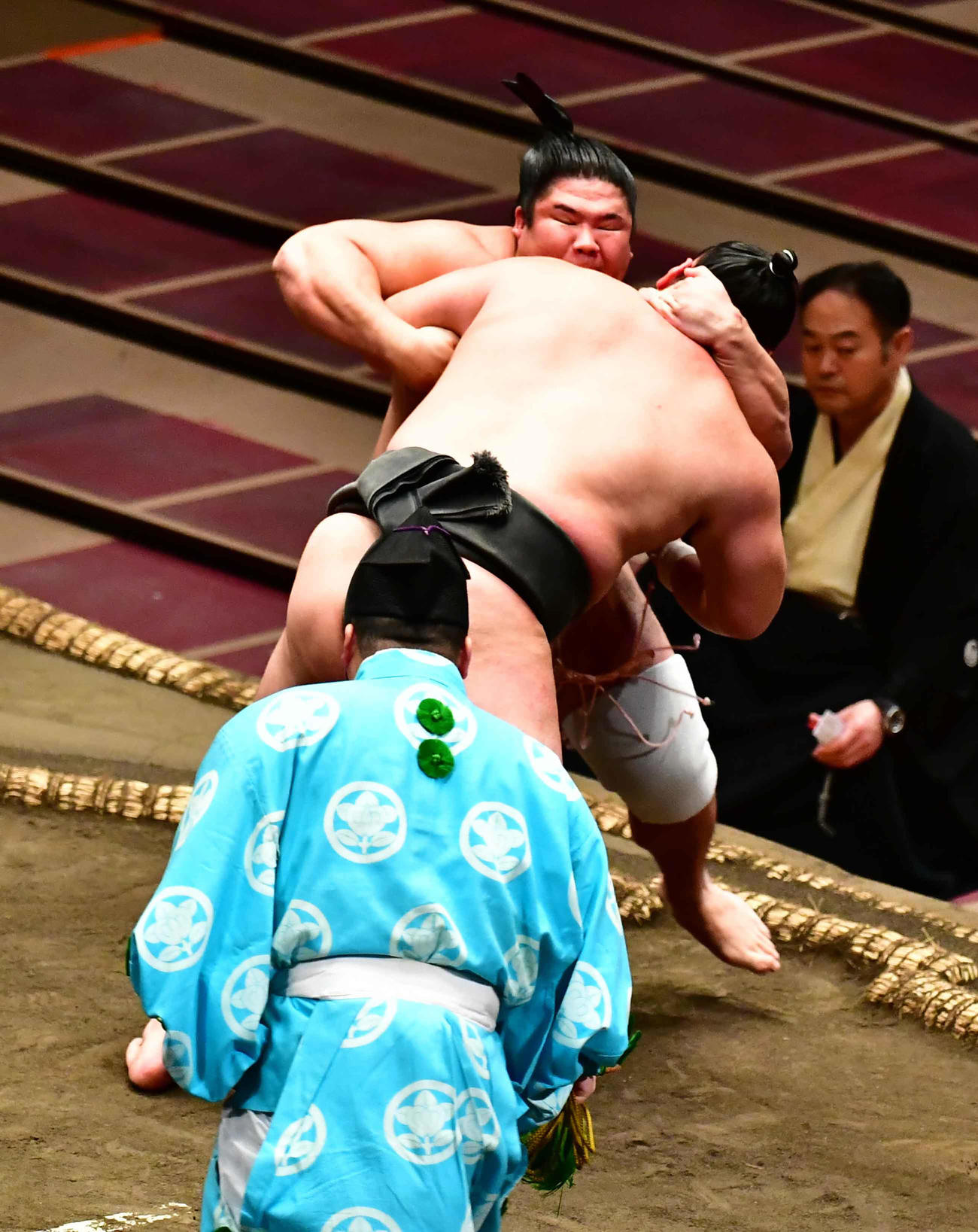 宇良（左）は首ひねりで北の若を下す（撮影・小沢裕）