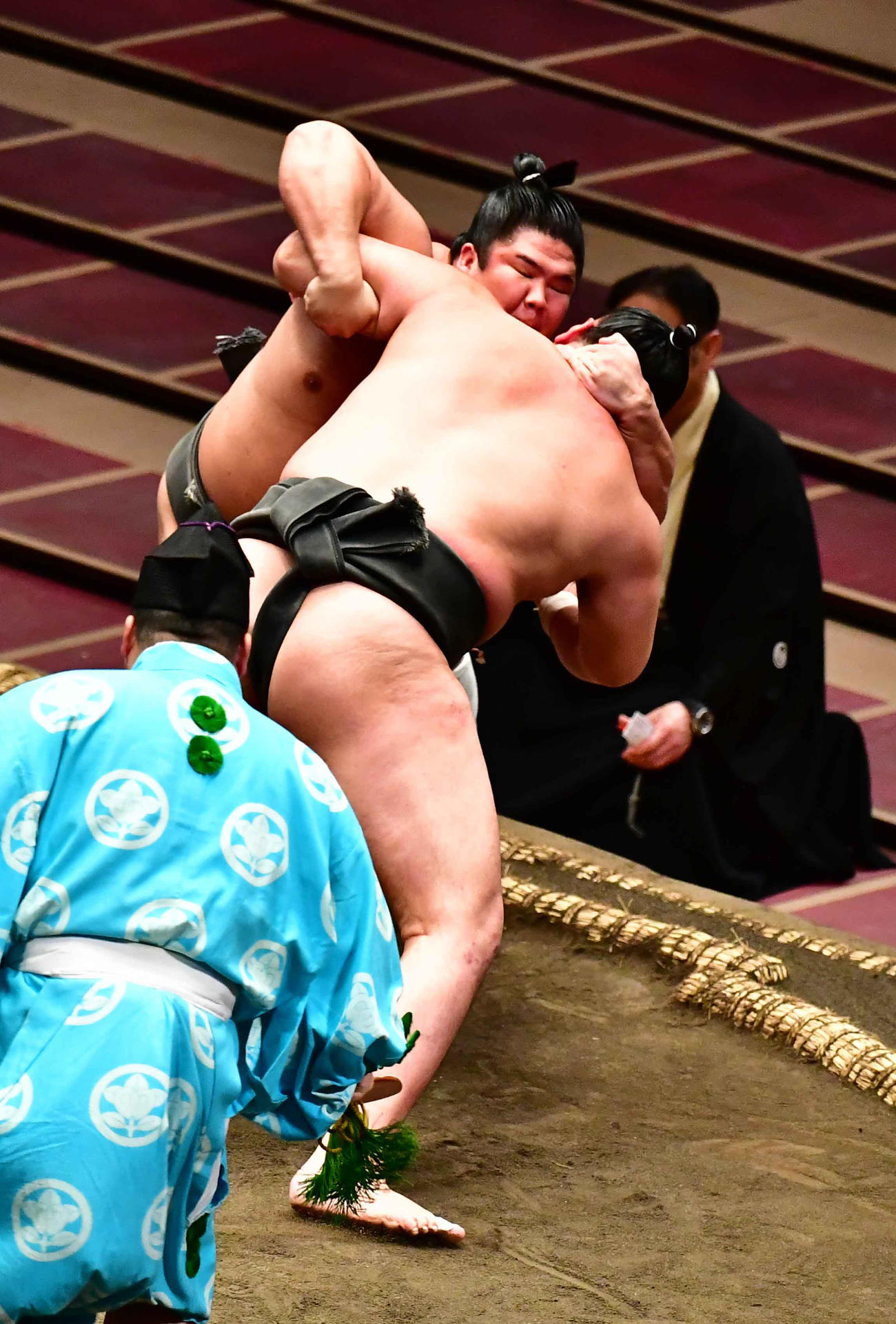 宇良（左）は首ひねりで北の若を下す（撮影・小沢裕）