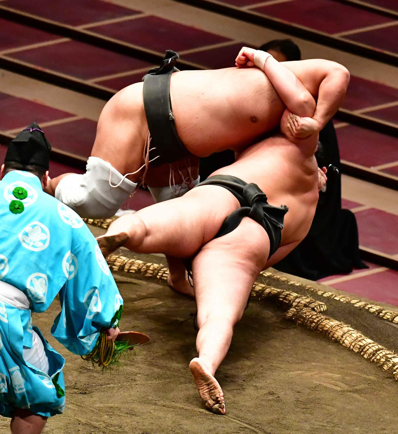 宇良（左）は首ひねりで北の若を下す（撮影・小沢裕）