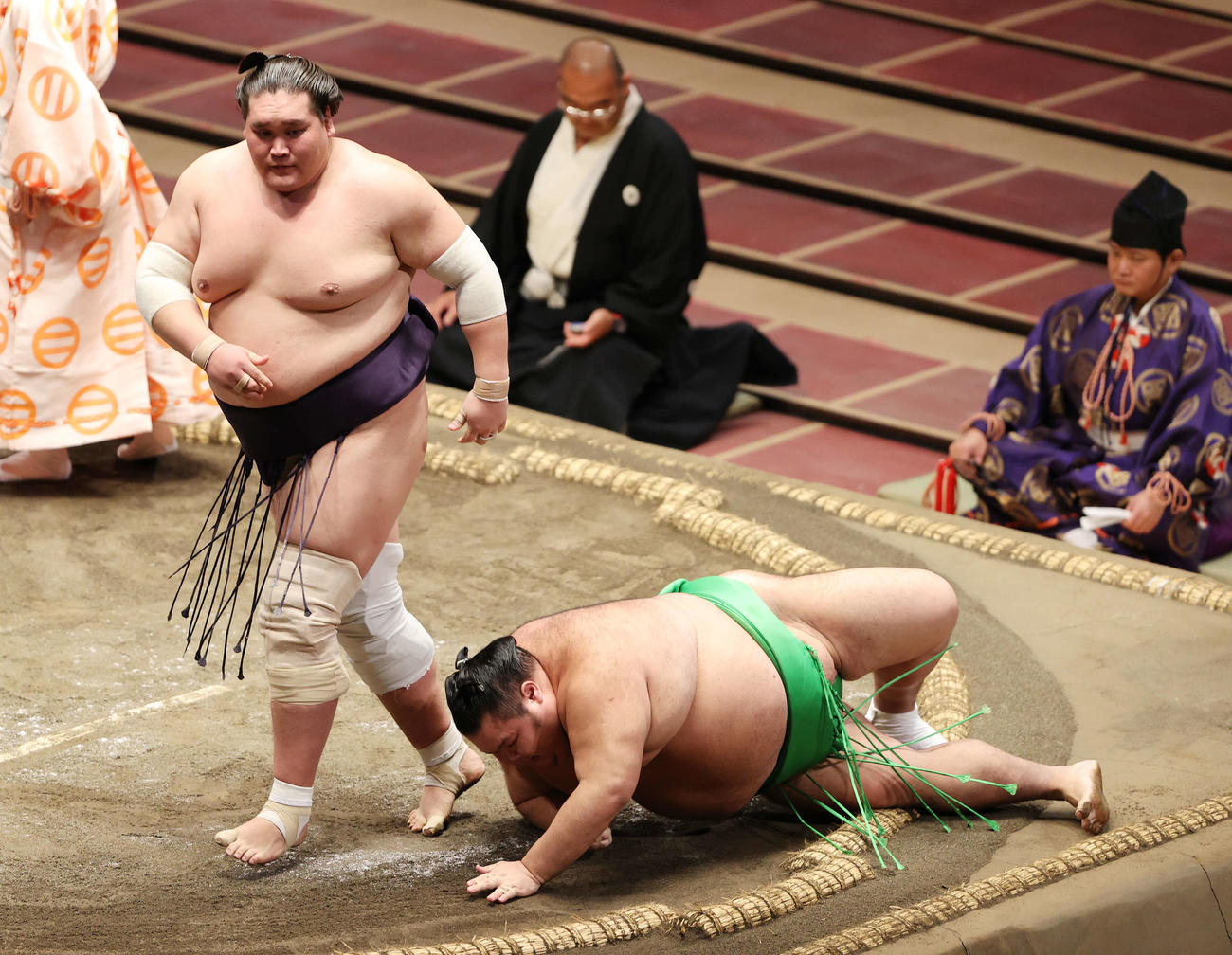 千代丸（右）を上手投げで破った照ノ富士（撮影・鈴木正人）