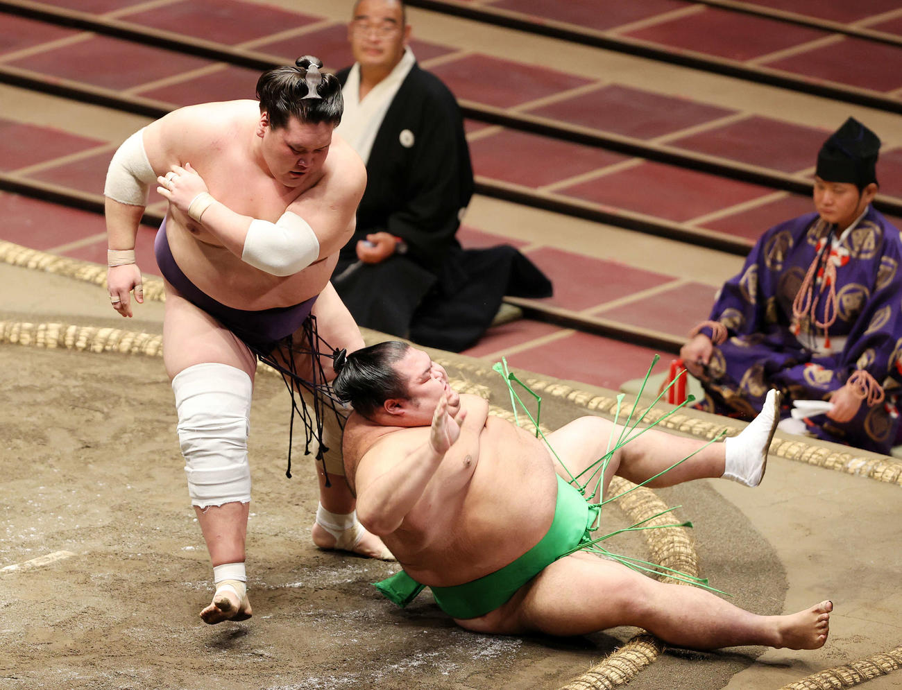 千代丸（右）を上手投げで破る照ノ富士（撮影・鈴木正人）
