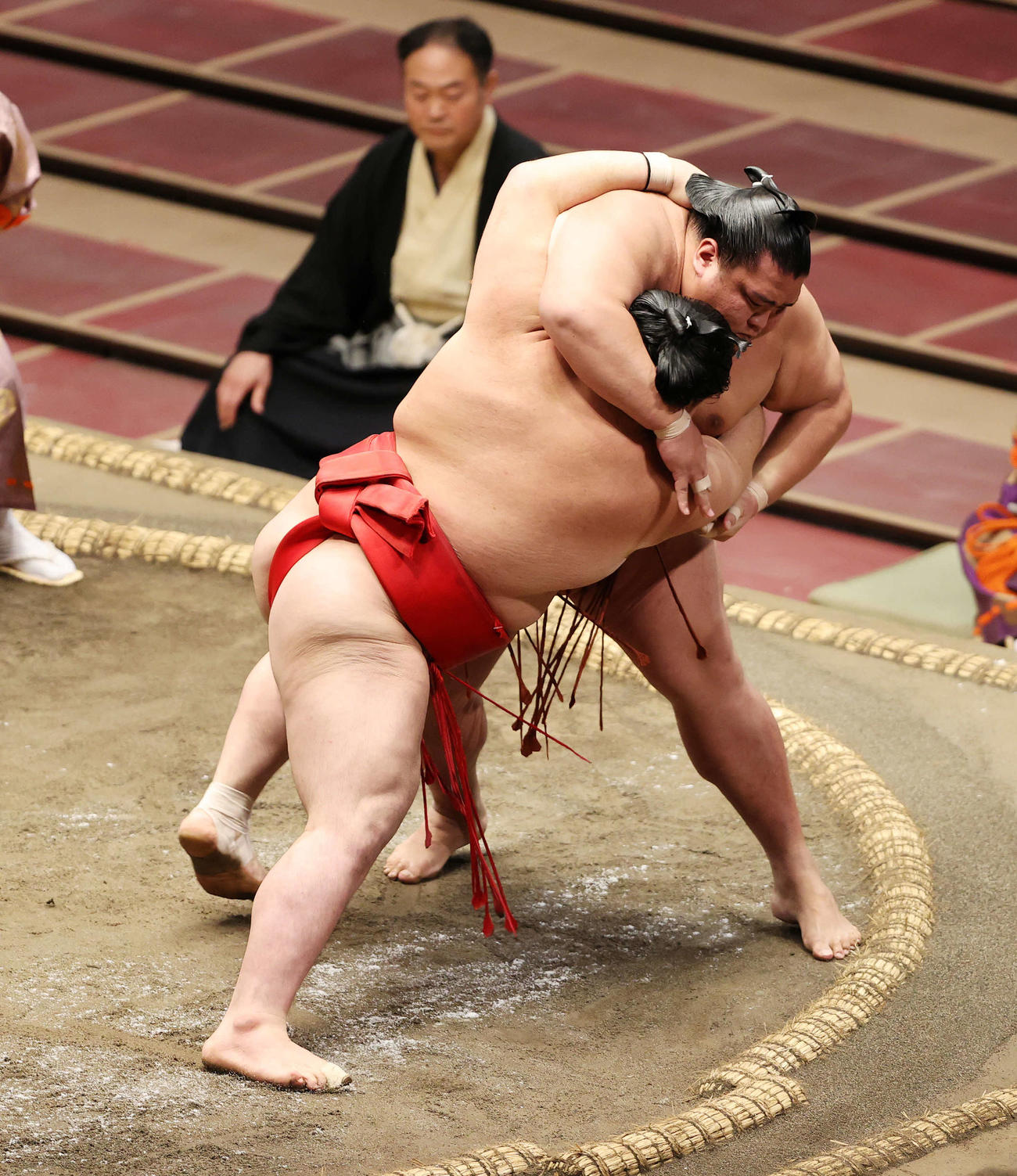 阿武咲（手前）を首投げで破る御嶽海（撮影・鈴木正人）