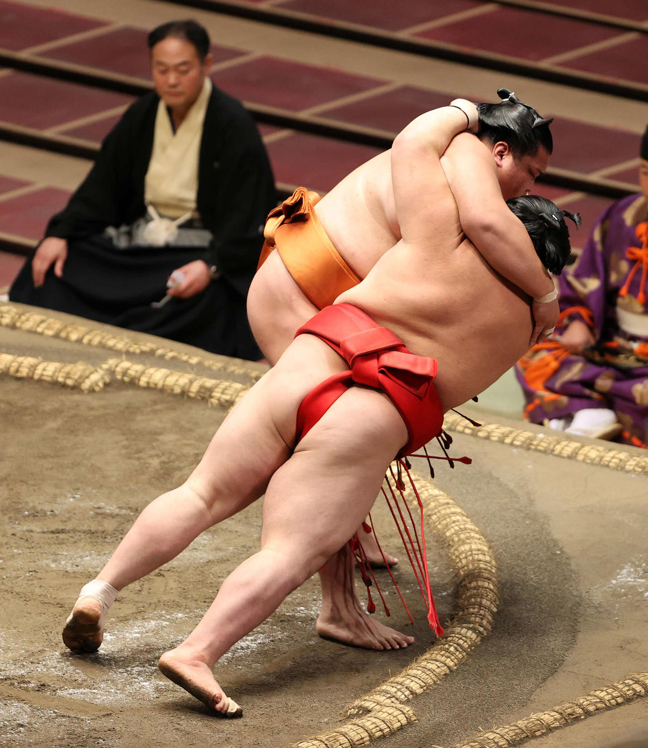 阿武咲（手前）を首投げで破る御嶽海（撮影・鈴木正人）