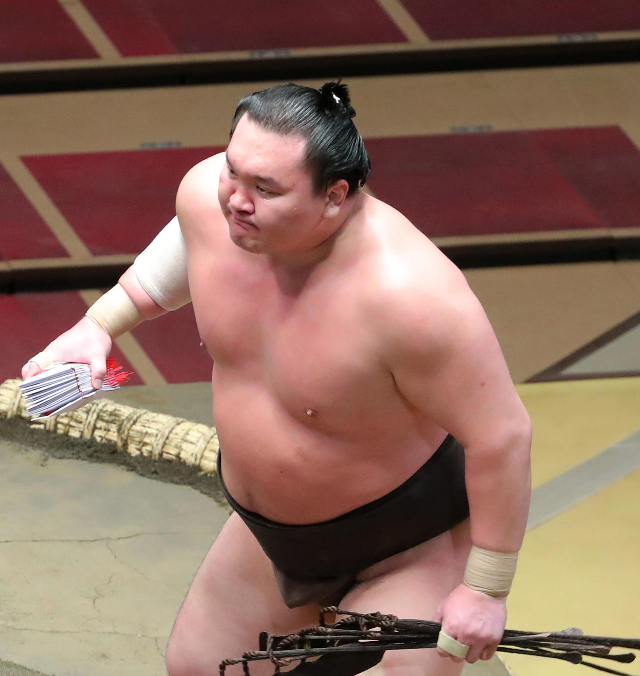 遠藤を下し、懸賞金の束を手に土俵から引き揚げる白鵬（撮影・河田真司）