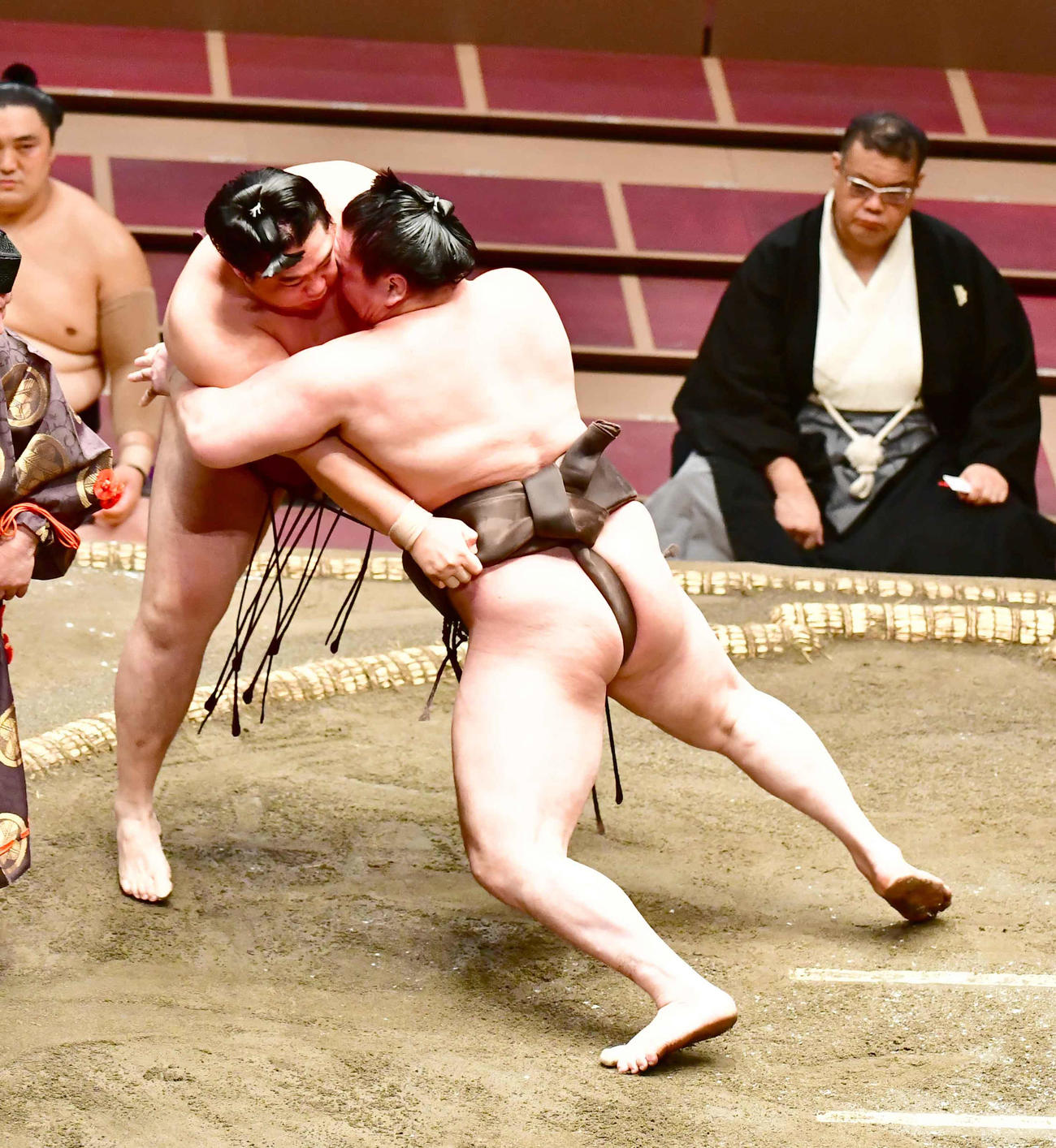 白鵬（右）は遠藤を押し出しで下す（撮影・小沢裕）
